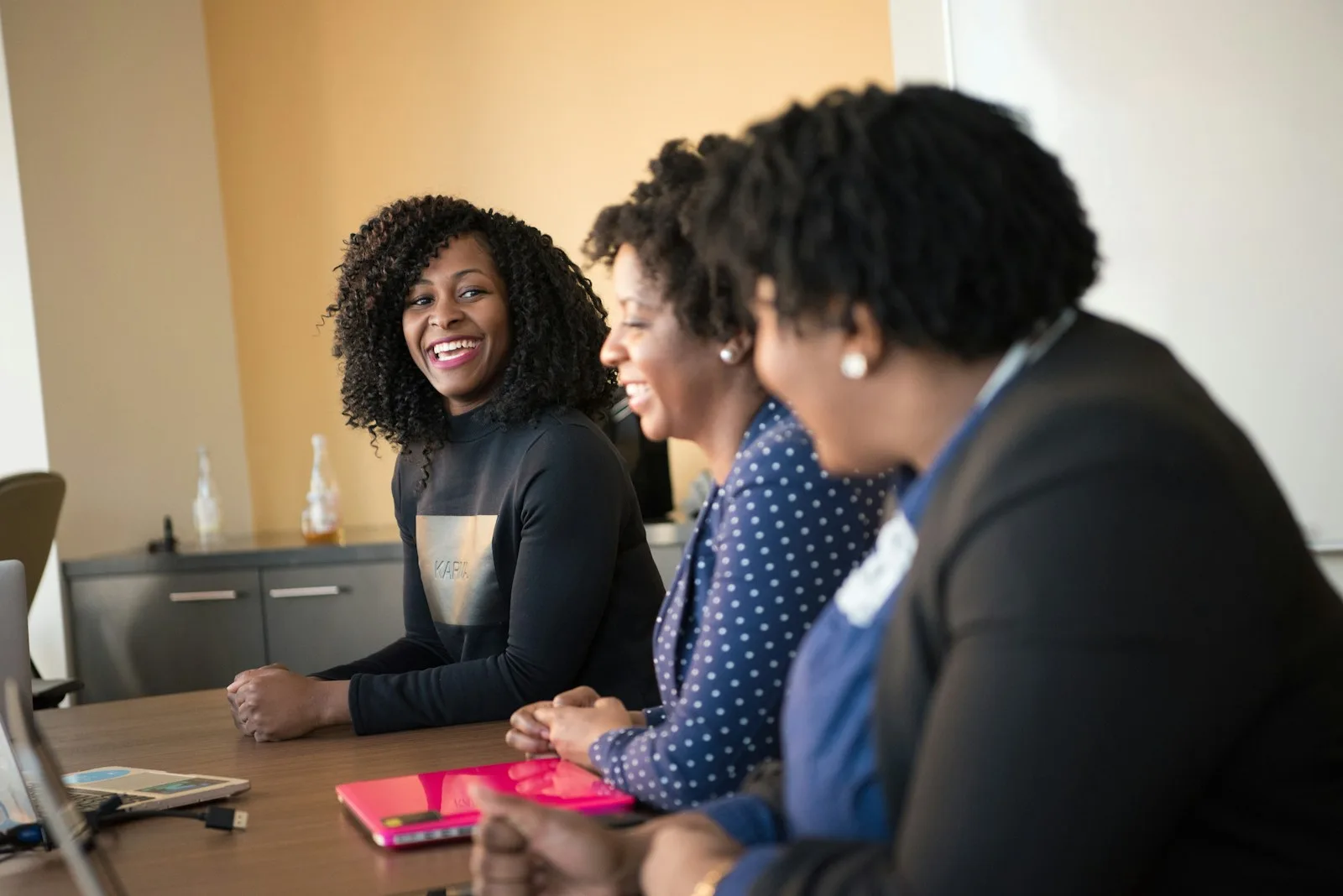 Une équipe de femmes de différentes origines échange autour d’une table